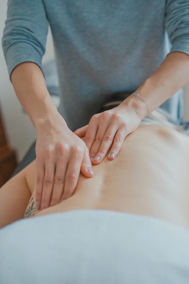 laurette naturopathe Lyon 8 massage bien-etre massage du dos