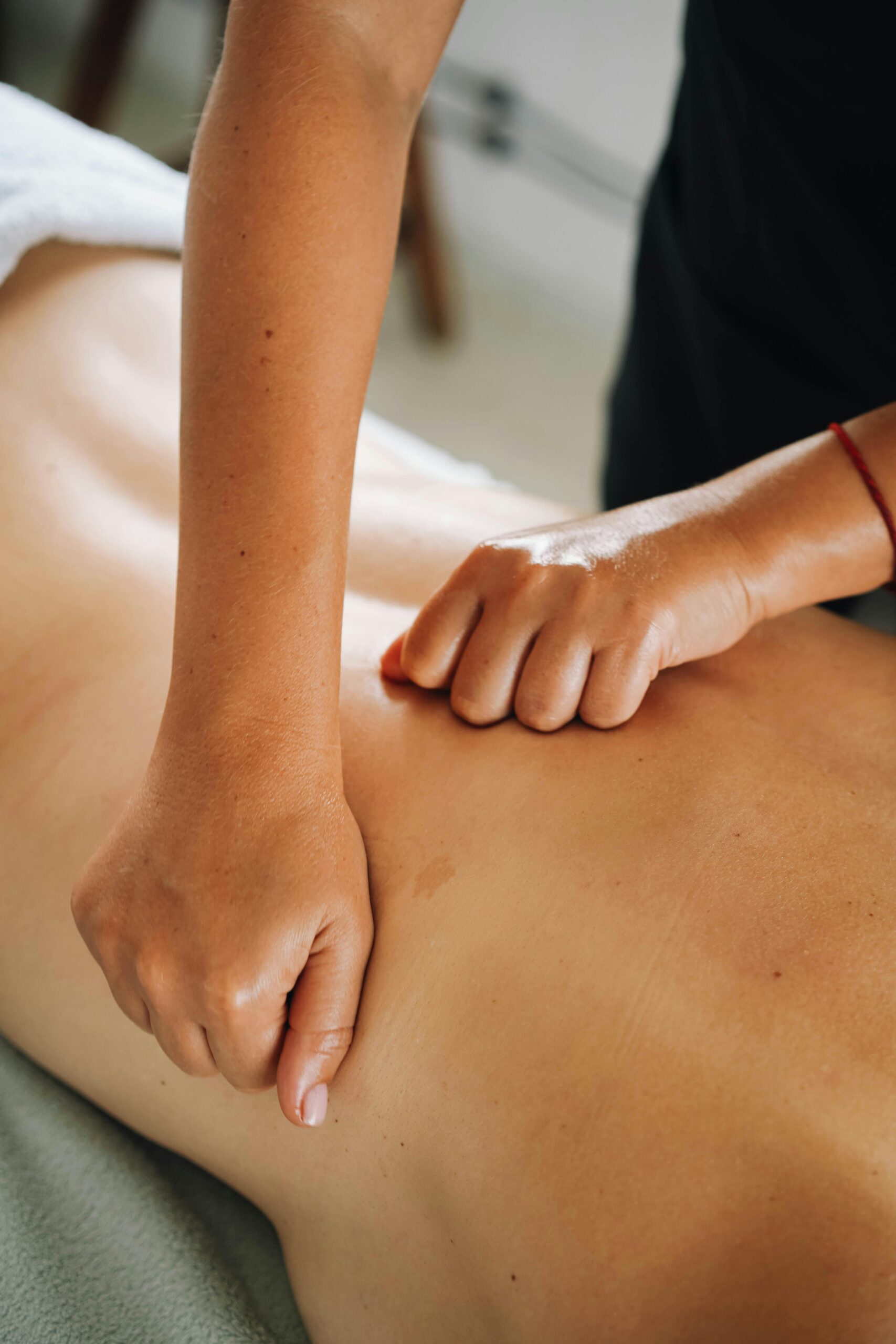 laurette naturopathe Lyon 8 massage bien-être dos se faisant masser